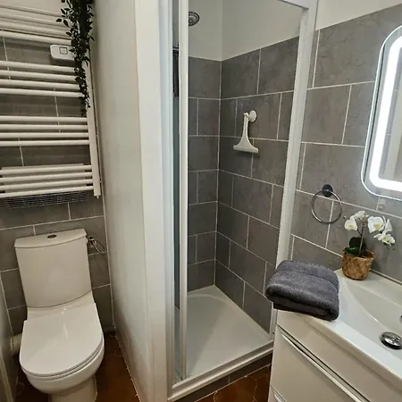 Charming - 9 Min Walk From The Appartamento